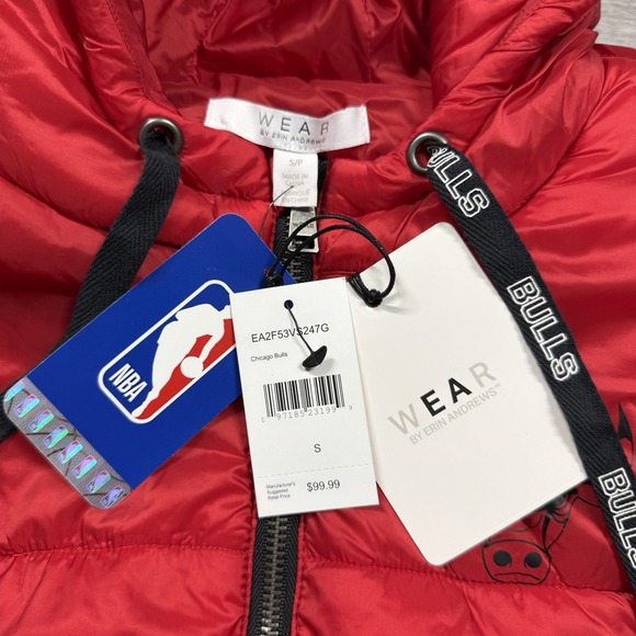 Wear by Erin Andrews Women's Small NBA Chicago Bulls Hooded Puffer Vest Red‎ New - Picture 2 of 10